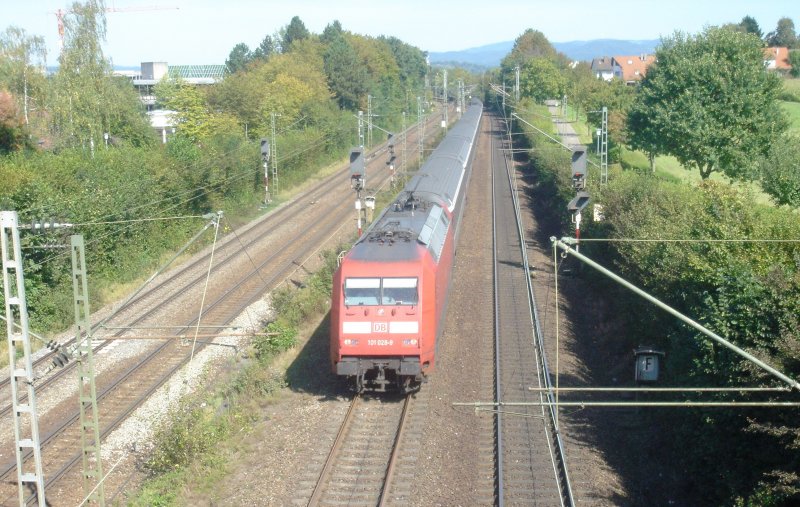 Angefhrt von 101 028-9 fhrt der EC 7 am 22.09.07 bei bestem Wetter durch Gundelfingen und wird in Krze Freiburg im Breisgau erreichen.