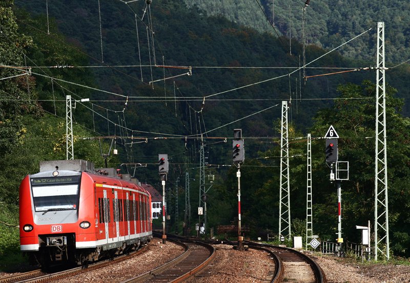 Angefhrt von 425 236 ist ein 425-Doppel der S-Bahn Rhein Neckar als S2 (Heidelberg Hbf - Kaiserslautern Hbf) bei Lambrecht (Pfalz) nur knapp der Fotowolke entkommen. Aufgenommen am 27. September 2008.