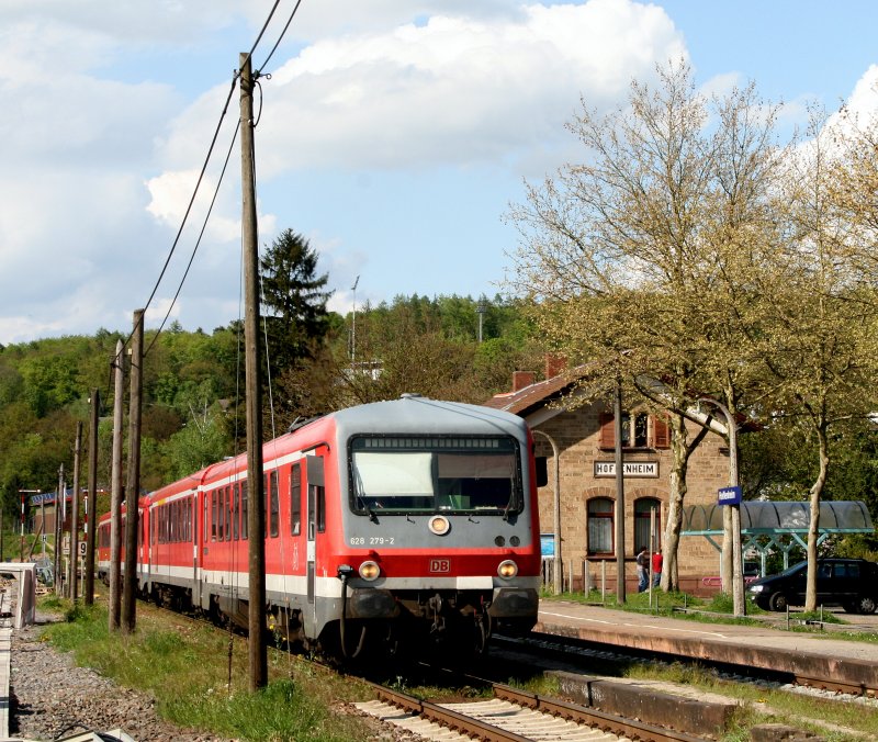 Angefhrt von 628 279-2 ist dieses 628-Doppel am 02.05.08 als RB 18337 unterwegs und hat gerade den Bahnhof von Hoffenheim erreicht. Nchster Halt des Zuges ist Sinsheim (Elsenz).