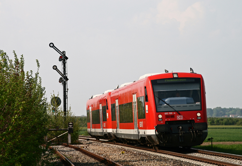 Angefhrt von 650 105 sind zwei Regio-Shuttle der RAB Ulm am 1. Mai unterwegs als RB 22379 von Ehingen (Donau) nach Memmingen. Die Aufnahme entstand am Einfahrtssignal von Vhringen.