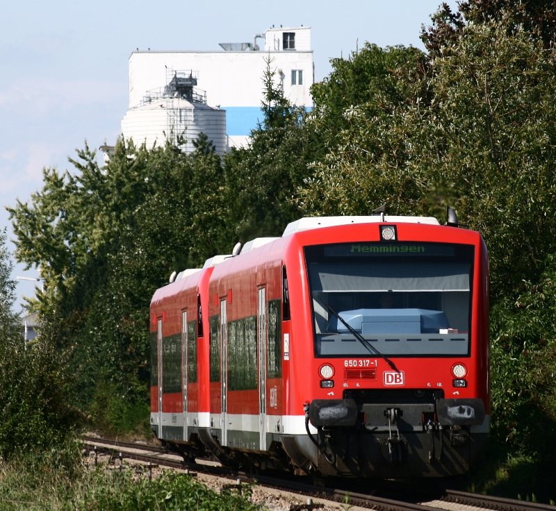 Angefhrt von 650 317 fahren zwei Regioshuttle der DB am 19. August 2008 als RB 22377 von Ehingen (Donau) nach Memmingen. Die Aufnahme entstand bei Illertissen. 
