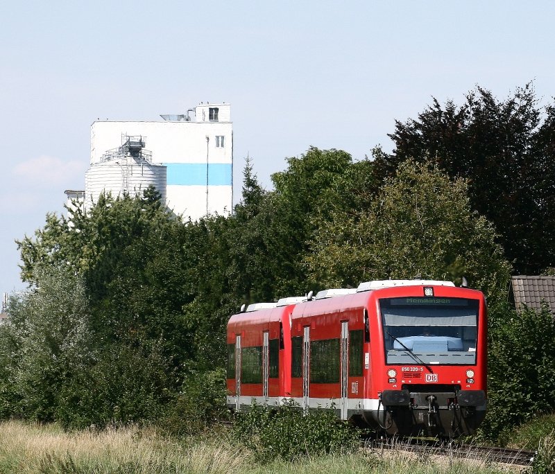 Angefhrt von 650 320 fahren am 19. August 2008 zwei Triebwagen der Baureihe 650 als RB 32831 von Ulm nach Memmingen. Die Aufnahme entstand bei Illertissen.
