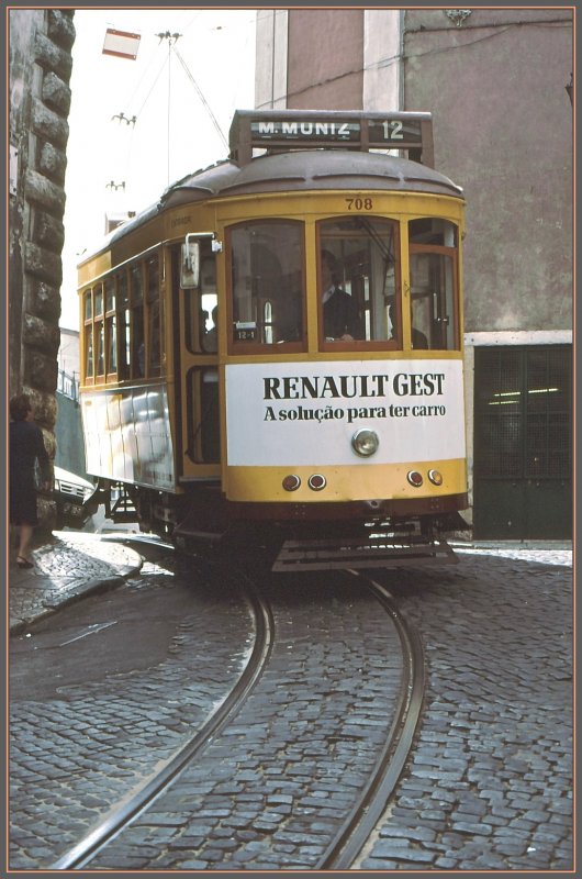 Angekommen auf dem H�gel zw�ngt sich Wagen 708 der Linie 12 zwischen zwei H�usern hindurch. (Archiv 06/92)