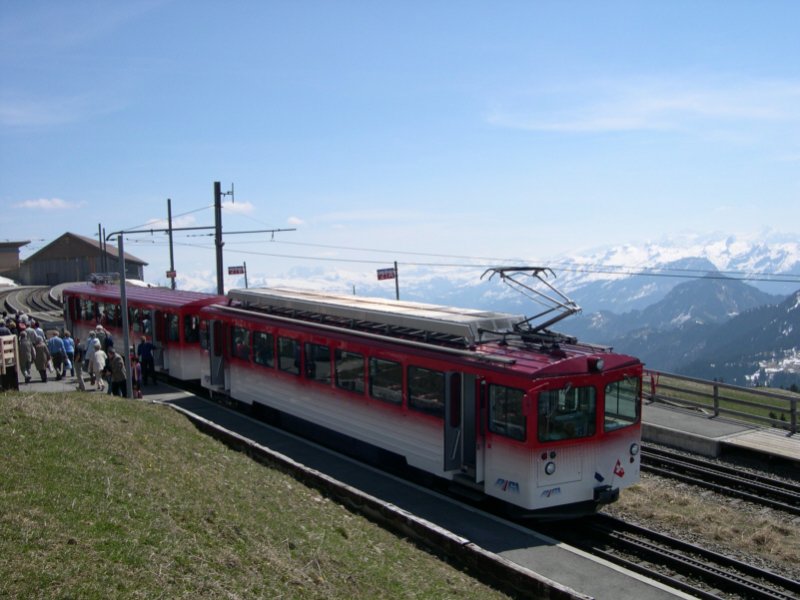  Angekommen  - auf der  K�nigin der Berge  der 1.798m hohen Rigi. Die Talstation der Rigibahnen befindet sich jedoch rund 40m unterhalb des Gipfels. Den letzten Rest muss man schon selbst unter die F��e nehmen. Ein Zug der Vitznau-Rigi-Bahn steht am 03.05.2006 in der Bergstation der Zahnradbahn in Rigi Kulm.