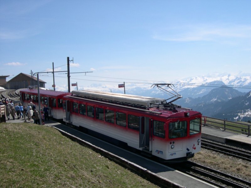  Angekommen  - auf der  Knigin der Berge  der 1.798m hohen Rigi. Die Talstation der Rigibahnen befindet sich jedoch rund 40m unterhalb des Gipfels. Den letzten Rest muss man schon selbst unter die Fe nehmen. Ein Zug der Vitznau-Rigi-Bahn steht am 03.05.2006 in der Bergstation der Zahnradbahn in Rigi Kulm.