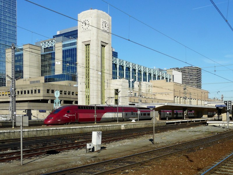 Angekommen in Brssel Nord fotografierte ich dass Bahnhofsgebude mit dem zur Abfahrt bereit stehenden Thalys 4332. 17.02.08