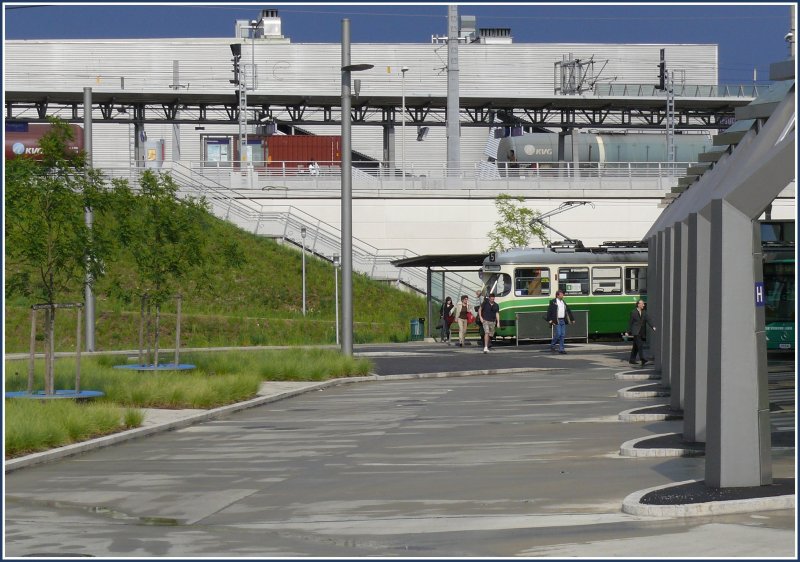 Angekommen in der Endstation Puntigam mit Busbahnhof im Vordergrund und den Bahnsteigen der �BB nach Graz/Wolfsberg und Spielfeld-Strass.(15.05.2008)