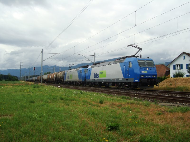 Angel-Trains Doppelpack mit zwei von der bls cargo gemieteten BR 185. Sie haben am 08.07.2008 einen Tankzug bei Deitingen am Haken.