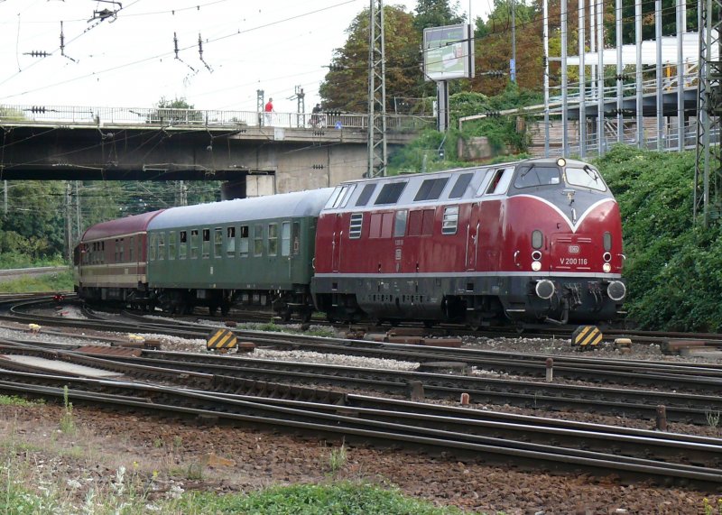 Angenehme berraschung heute abend in Aachen-West. Wollte gerade meinen Kurzbesuch beenden als ganz unerwartet V200 116 mit einem Sonderzug in zgigem Tempo vorbeifuhr. Aufgenommen am 21/08/2009. 