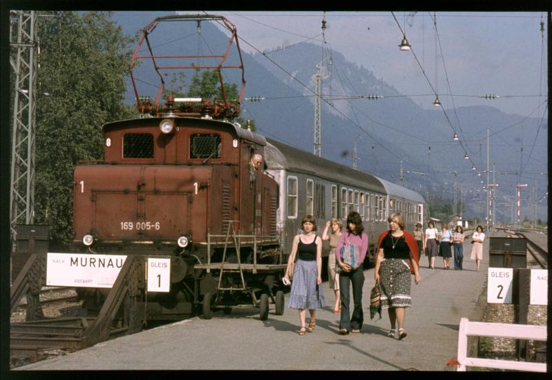 Angeregt betrachtet der Lokf�her der E 69 seine weiblichen Fahrg�ste 