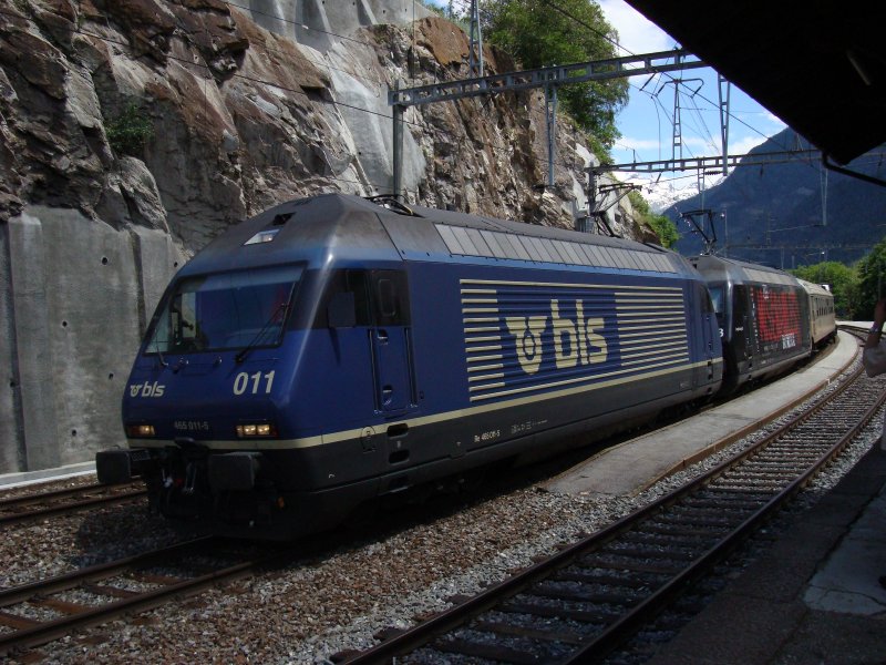 Angeschlichen kamen am 16.6.2007 die Re 465 011 und -003 mit einem HUPAC-Zug nach Lalden.