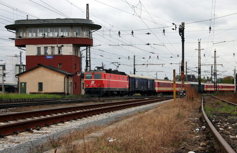 Ankunft der 1044 120 mit dem Erlebniszug Donau im Bahnhof Wels. Dieser Zug pendelt mehrmals tglich zwischen Linz und Passau.
Aufgenommen am 13. Oktober 2007.