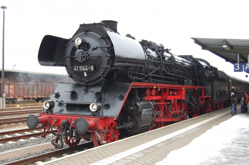 Ankunft in Arnstadt. Mit verschneiter Indusi steht 41 1144 am Bahnsteig am 21.02.09