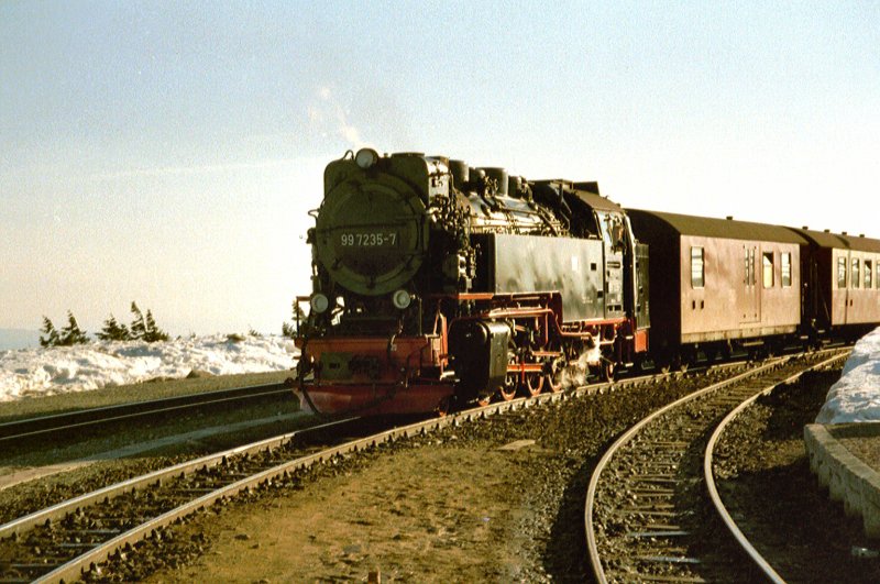 Ankunft auf dem Brocken im Frhjahr 2003. Noch liegen Schneereste auf dem Gipfel.