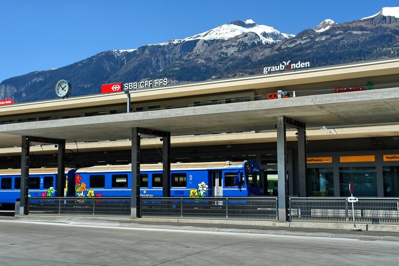 Ankunft des Arosa-Express mit dem Steuerwagen Bt 1703 auf dem neuen Gleis 2. Die Umgestaltung des Bahnhofs Chur ist bald zu Ende. Die umsteigenden Reisenden haben es aber jetzt schon etwas bequemer.12.4.2007