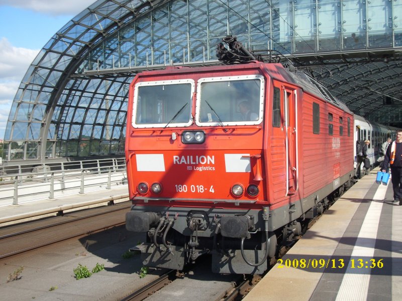 Ankunft des Berlin-Warschau-Expresses EC 46 aus Warschau mit der 180 018 am 13.09.2008 im Berliner Hbf.