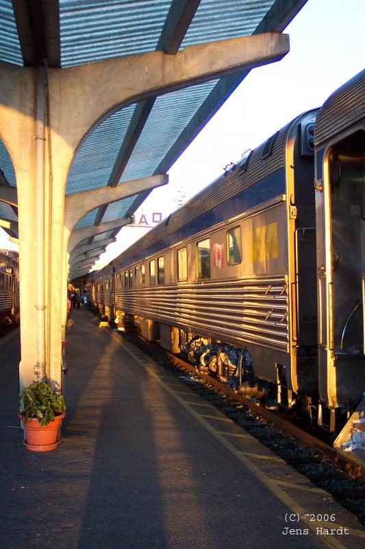 Ankunft des Canadian in der Pacific Central Station von Vancouver.
Der Bahnhof ersetzte 1979 den zentraleren Bahnhof  Waterfront Station  mitten in Vancouver und verbindet die wunderschne Metropole mit Edmonton, Winnipeg, Saskatoon, Toronto (The Canadian) und Seattle (USA, Amtrak Cascade).