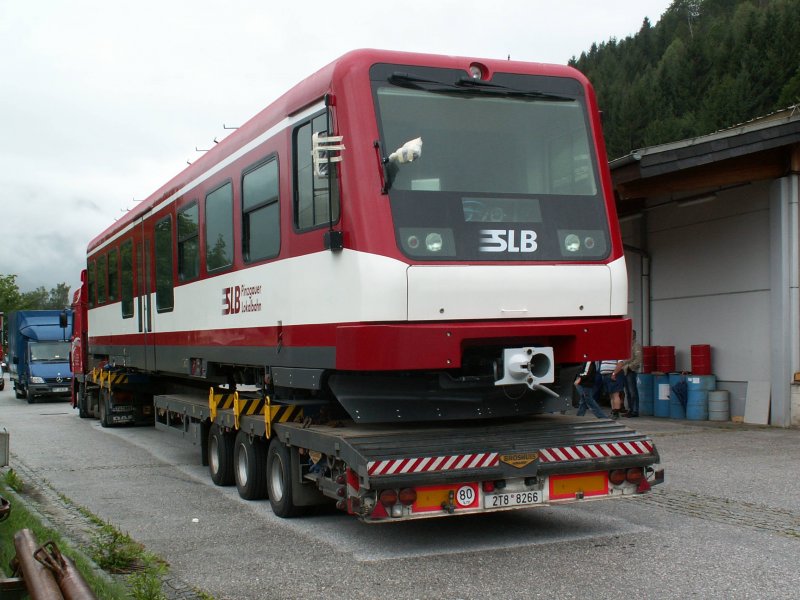 Ankunft des ersten, der 3, neuen Steuerwagen der Firma ZOS Vrtky auf der, seit 1.7.08 von der SLB betrieben, Pinzgauer Lokalbahn.