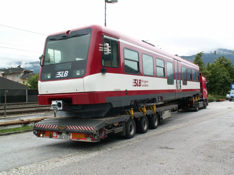 Ankunft des ersten, der 3, neuen Steuerwagen der Firma ZOS Vrtky auf der, seit 1.7.08 von der SLB betrieben, Pinzgauer Lokalbahn.
