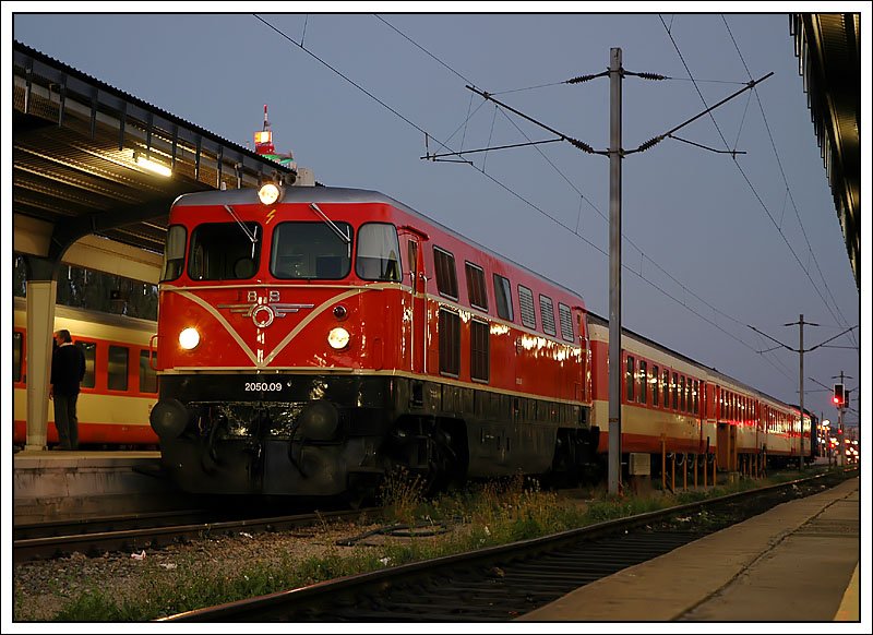 Ankunft des EZ 2698  Erlebniszug Neusiedlersee  am 16.9.2007 in Wien Sd - Ostseite von Pamhagen kommend. Leider hatte ich kein Stativ mit, und musste meinen Rucksack als Stativersatz nehmen. Daher sieht man leider nur die Spitze des Telekomturms, der in der Nacht grn beleuchtet ist.