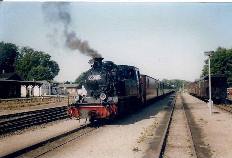 Ankunft des Rasenden Rolandes aus Ghren im August 1997 in Putbus.
Zuglok war 99 4802.