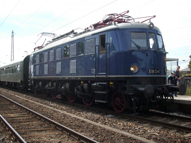 Ankunft des Strtebeker-Sonderzuges mit der E18 047 am 27.Juni 2009 in Bergen/Rgen