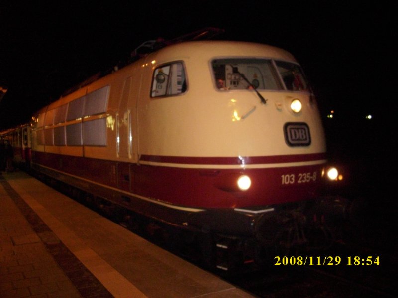 Ankunft des TEE-Sonderzuges 91309 aus Hannover mit der Frankfurter 103 235 am 29.11.2008 in Bergen/Rgen.