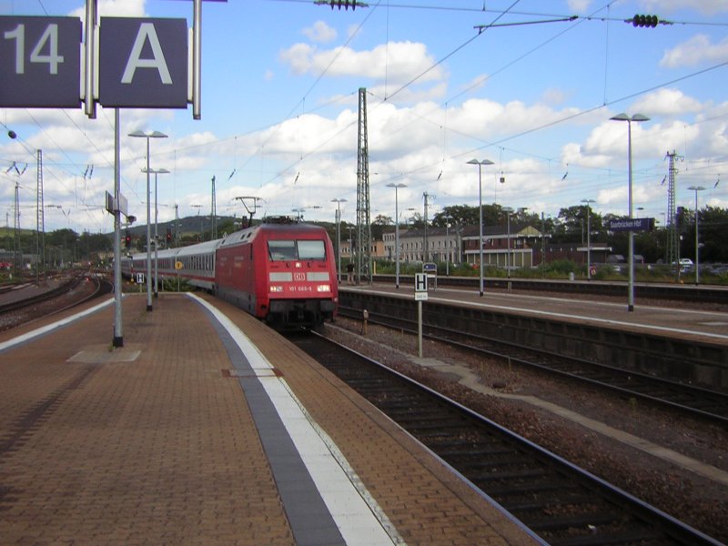 Ankunft eines ICE-Zug im Saarbrcker-Hauptbahnhof auf Gleis 14.