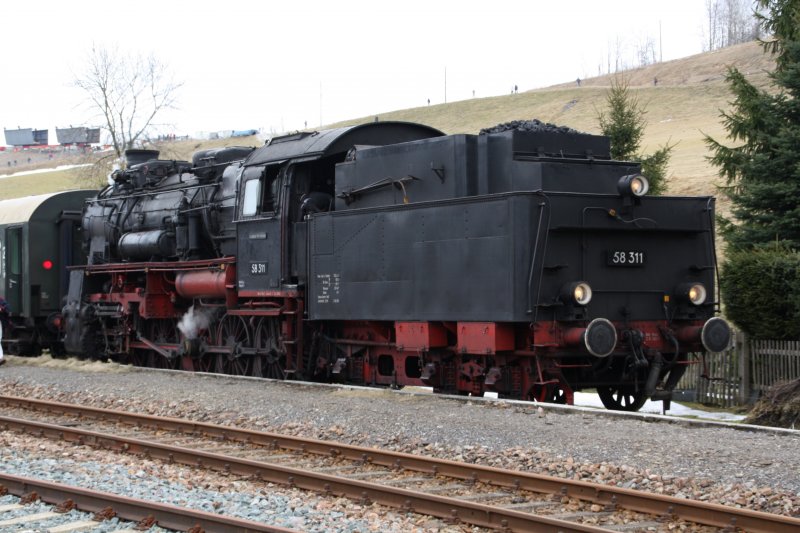 Ankunft mit dem Pendelzug aus Schlettau im Bahnhof Markersbach. Laut aussage meines Opas fuhren die G12 frher nur bis hier her, das Viadukt war fr sie gesperrt. (38 311, 14.03.09) 