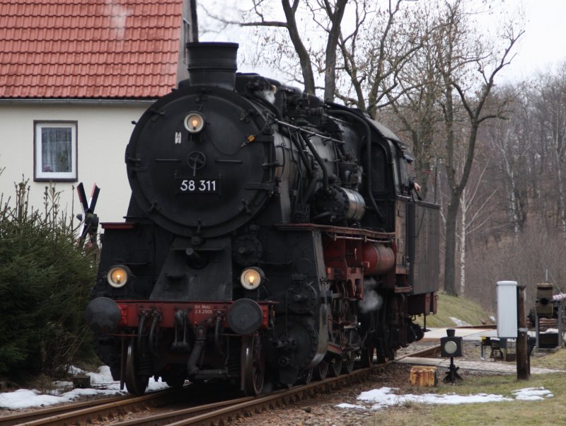 Ankunft mit dem Pendelzug aus Schlettau im Bahnhof Markersbach, 58 311 setzt nun um. (14.03.09)