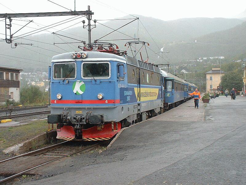 Ankunft von Tagkompaniet RC 6 Nr. 4 mit Personenzug aus Lulea am 07.09.2002 in Narvik / Norwegen am Atlantic. Narvik ist Europas nrdlichster Bahnhof mit Personenverkehr und liegt mehr als 300 Kilometer nrdlich des Polarkreises.