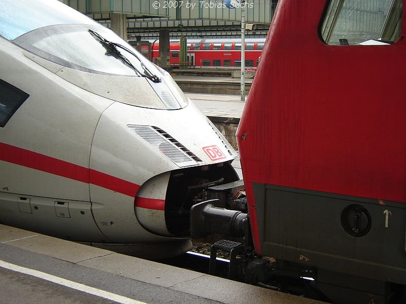 Ankupplung zwischen ICE3 und BR120-120 1!!

Aufnahme am 22. Juni 2007 in Stuttgart Hbf gegen 12:30 Uhr