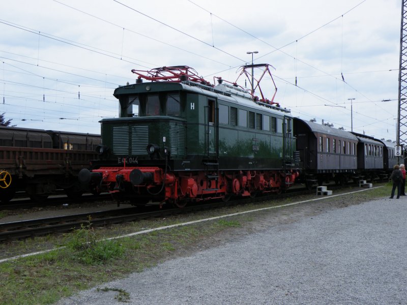 Anlssig der 100-Jahr Feier des Rangierbahnhofes Seelze am 9./10. Mai 2009 fuhr die E44 044 mit 110-511 Sonderzge zwischen Seelze Rbf und Wunstorf.