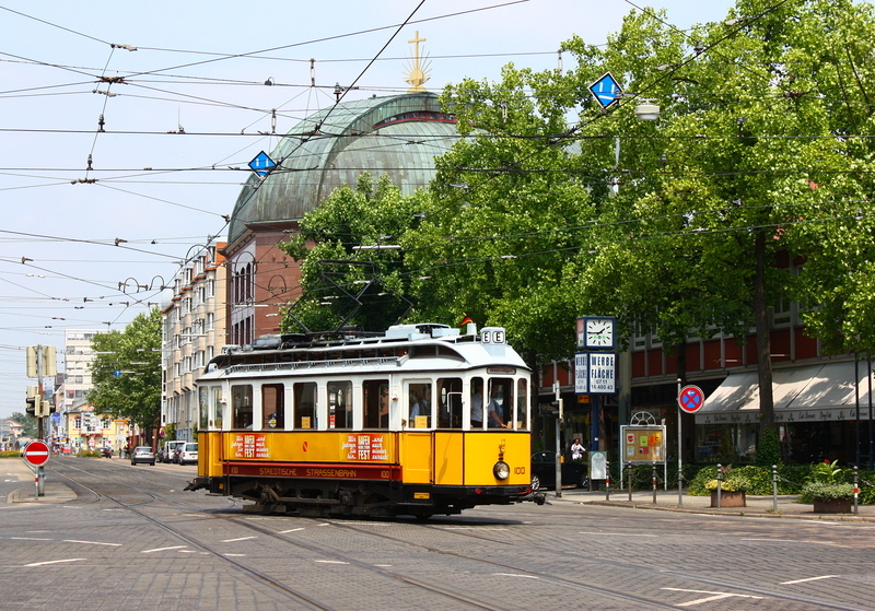 Anlssig des Hafenkulturfestes im Jahre 2009 verkehrten auch wie ein Jahr davor Museumswagen zwischen der Innenstadt und dem Rheinhafen. Dieses Jahr pendelten die Wagen zwischen Konzerthaus und Rheinhafen. Wagen 100, einer der beiden Kurse, biegt von der Karlsstrae richtung Konzerthaus ein.