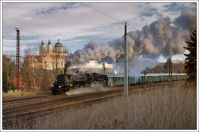 Anlsslich 150 Jahre Westbahn wurde am 13.12.2008 ein Sonderzug von Wien nach Linz in Verkehr gesetzt. Die Aufnahme zeigt den Sdz R 16806, welcher mit 310.23 bespannt war, bei der Ausfahrt aus Melk.