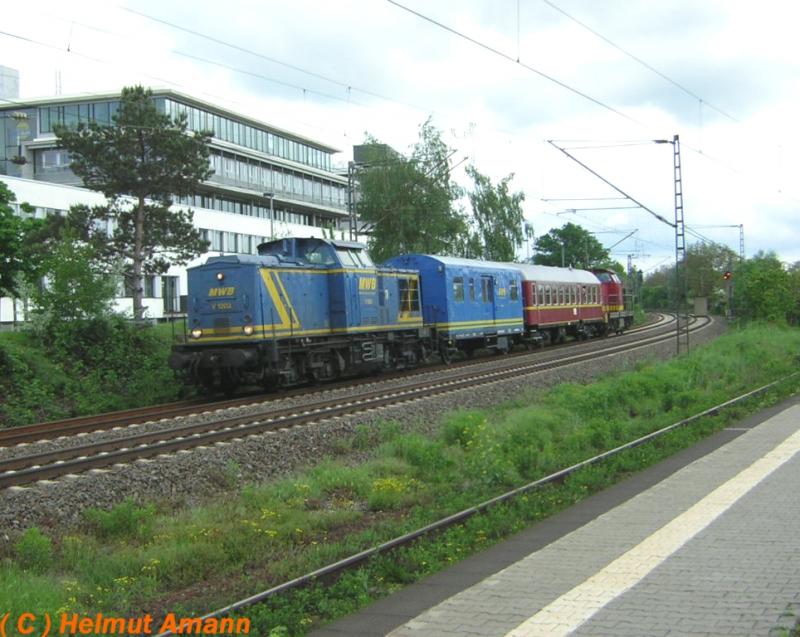 Anllich der 6. Kranichsteiner Eisenbahntage im Eisenbahnmuseum Darmstadt-Kranichstein vom 5. - 8. Mai 2005 pendelten einige Sonderzge zwischen Darmstadt Hauptbahnhof und dem Museum.
Einer dieser Zge mit V 1203 der Mittelweserbahn vorne und 203 006 am Zugende durchfuhr auf dieser Aufnahme am 05.05.2005 morgens den Bahnhof Darmstadt-Nord.