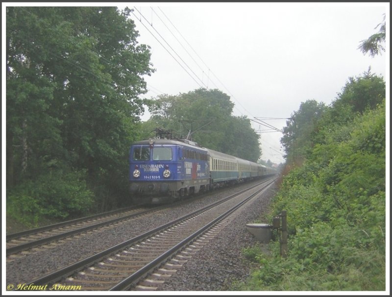 Anllich der 8. Kranichsteiner Bahnwelttage vom 17.05.2007 bis 20.05.2007 verkehrte am 17.05.2007 auch ein Sonderzug mit 1042 520 des Eisenbahn Kurier, hier aufgenommen vom Darmstdter Hauptbahnhof kommend in Fahrtrichtung Kranichstein kurz hinter Darmstadt Nord.