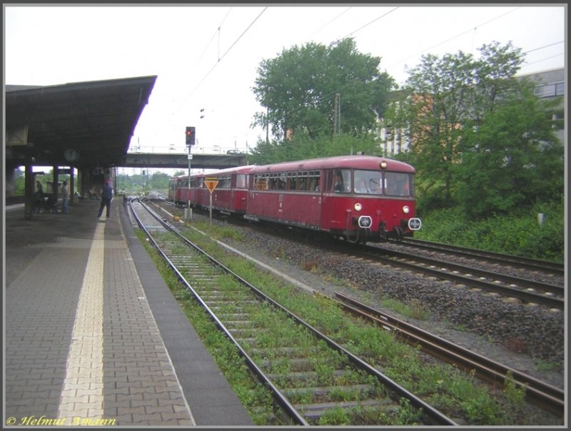 Anllich der 8. Kranichsteiner Bahnwelttage fuhr dieser vierteilige Schienenbus bestehend aus 798 589, 996 677, 998 880 und 798 829 am 17.05.2007 von Gieen zum Eisenbahnmuseum Darmstadt-Kranichstein, aufgenommen bei der Durchfahrt am Bahnhof Darmstadt Nord.