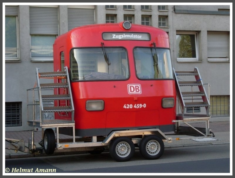 Anl�sslich des 120j�hrigen Bestehens des Hauptbahnhofes Frankfurt am Main hatte DB Regio am Wochenende 16./17.08.2008 auf dem Bahnhofsvorplatz einen Zugsimulator der Baureihe 420 aufgestellt. Leider gelang es mir nicht, ihn am Bahnhof abzulichten, erst nach dem Abtransport bekam ich ihn auf dem Transportanh�nger abgestellt in der Gutleutstra�e vor die Kamera.  