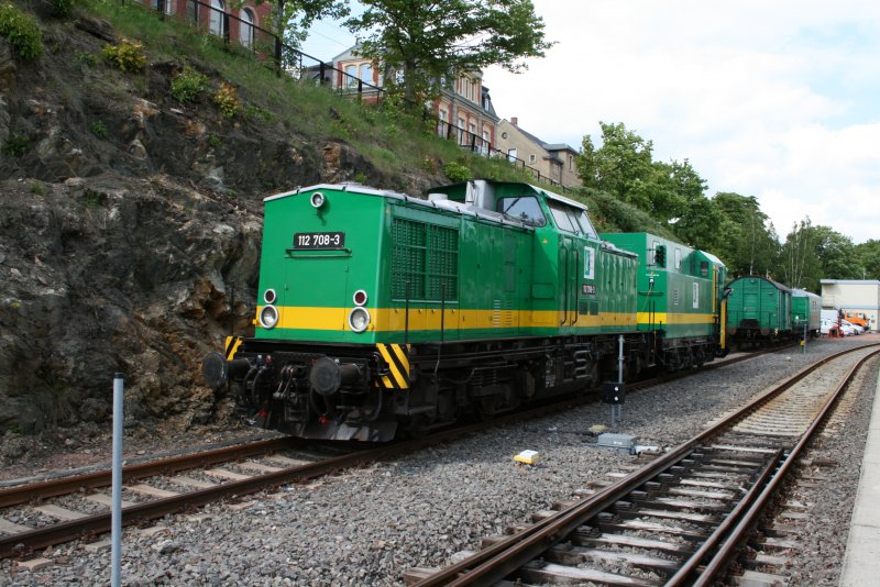 Anlsslich des 130-jhrigen bestehens der Strecke St.Egidien-Stollberg(Sachs.),gab es auf dem Bahnhof Stollberg ein Eisenbahnfest.Zu Gast war auch 112 708-3 des Regio Infra Service.16.05.09. 