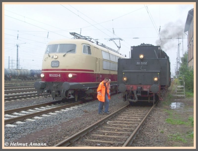 Anlsslich des 150jhrigen Jubilums der Hessischen Ludwigsbahn gab es am Wochenende 13. und 14.09.2008 auch Fhrerstandsmitfahrten auf diversen Lokomotiven, unter anderem auf 103 222 und 50 3552 der Eisenbahnfreunde Hanau. Am 13.09.2008 standen beide Lokomotiven am alten Bahnhofsgebude nebeneinander, die Dampflok aber leider mit dem Tender der Kamera zugewandt.