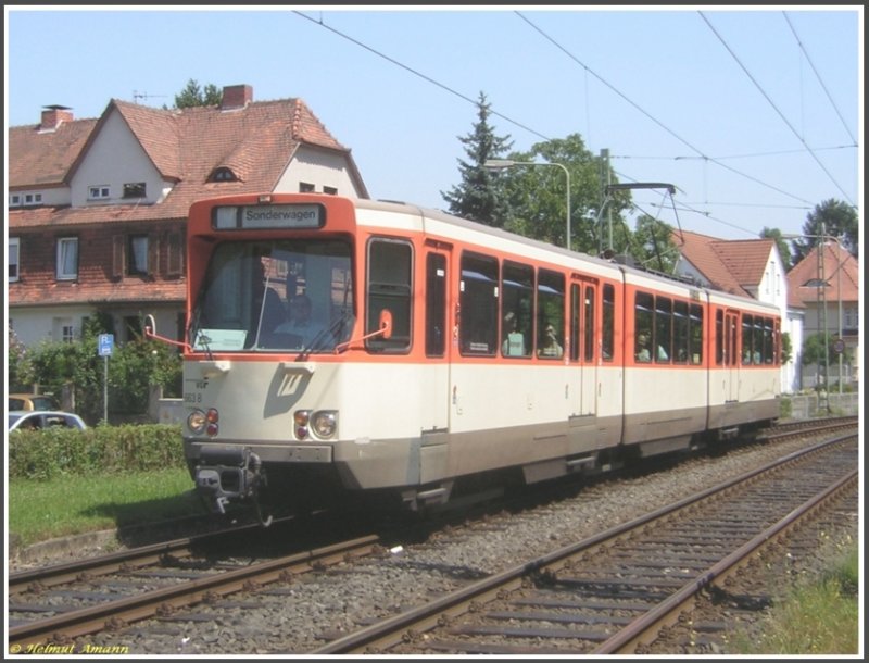 Anl��lich des 35j�hrigen Jubil�ums des Stadtbahnwagens der Bauart P - die ersten Fahrzeuge dieser Serie kamen im Jahre 1972 zum Einsatz, anfangs nur im Stra�enbahnbetrieb - verkehrte Pt-Triebwagen 663 am 15.07.2007 als Sonderfahrt vom Verkehrsmuseum zum Zoo, hier bei der Einfahrt in Schwanheim aufgenommen. Der Buchstabe t hinter der Bauartbezeichnung P steht f�r tunnelg�ngig, der Wagen hat Klapptrittstufen, die einen Einsatz sowohl oberirdisch als auch auf unterirdischen Strecken erm�glichen. Seit M�rz 2007 ist dieser Wagentyp durch die Niederflurwagen der Bauart S im Stra�enbahnbetrieb abgel�st worden, lediglich auf den oberirdischen Streckenabschnitten der Linien U5 und U6 sind seine Br�der der Bauart Ptb noch im Einsatz.