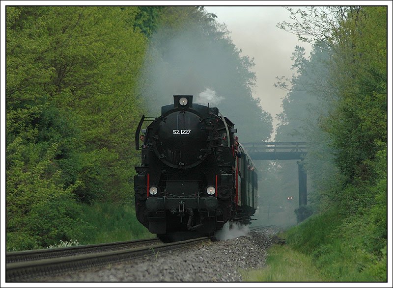 Anlsslich des „Liebocher Familien-Radfahrtages“ wurden heute am 1. Mai 2007 von Graz aus zwei Sonderpersonenzge in Verkehr gesetzt.  Ca. in der Mitte zwischen den Bahnfen Premsttten-Tobelbad und Lieboch,  52.1227 der Firma Brenner&Brenner als SPz 8437.