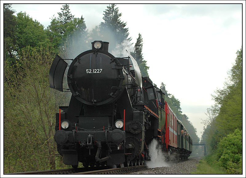 Anlsslich des „Liebocher Familien-Radfahrtages“ wurden heute am 1. Mai 2007 von Graz aus zwei Sonderpersonenzge in Verkehr gesetzt. Ca. in der Mitte zwischen den Bahnfen Premsttten-Tobelbad und Lieboch, 52.1227 der Firma Brenner&Brenner als SPz 8437.