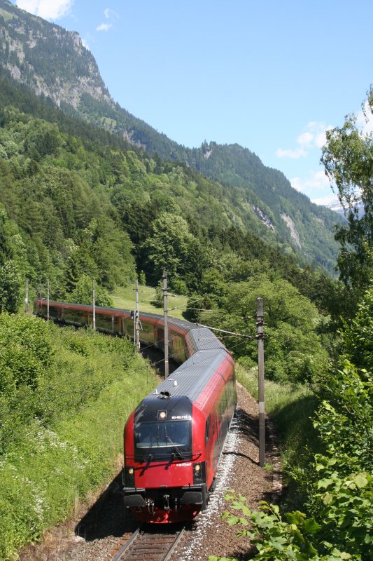 Anlsslich des Arlbergbahnjubilums am 13. Juni 2009 verkehrte auf der Arlbergbahn zwischen Landeck und Bludenz mehrmals eine Railjetgarnitur. Hier ist Steuerwagen 80-90.710 mit ihrer Garnitur auf dem Weg nach Bludenz. Als Triebfahrzeug schiebt 1116 214. Aufgenommen bei Braz. 