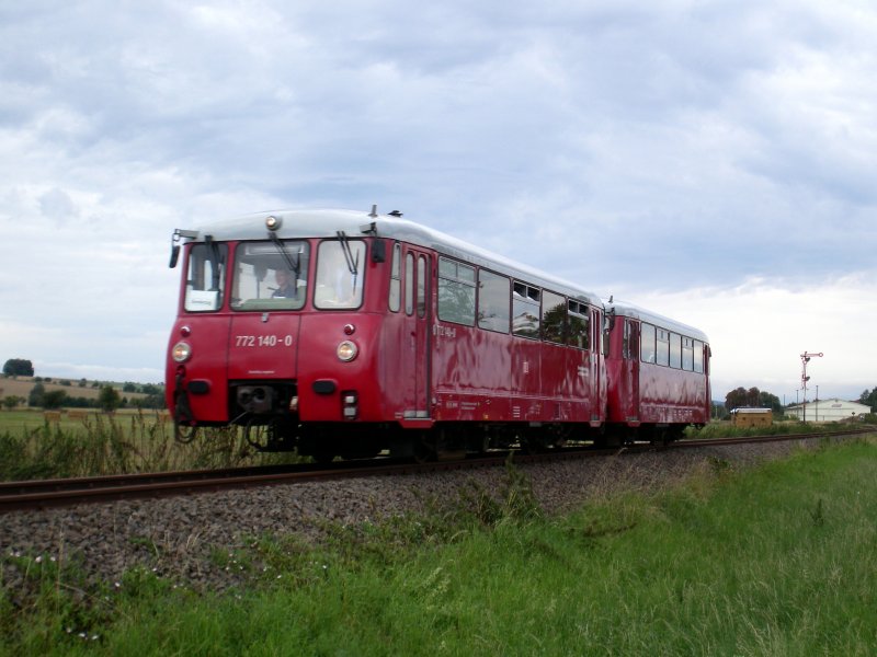 Anlsslich des Bahnhofsfestes in Rossleben fuhren Sonderzge auf dem sonst vom Verkehr befreiten thringer Abschnitt der Unstrutbahn. Hier ist das Ferkelgespann kurz hinter dem Bahnhof Gehofen zu sehen. 6.09.2008