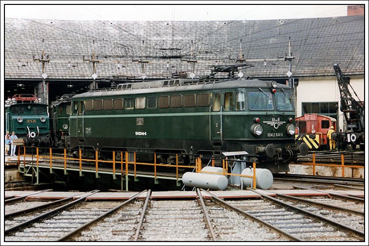 Anlsslich des Dampflokfestes in Selztal zwischen 29. und 31. Mai 1993 prsentiert sich 1042 044 auf der Drehscheibe. Leider ist keine grne 1042 in sterreich erhalten geblieben.