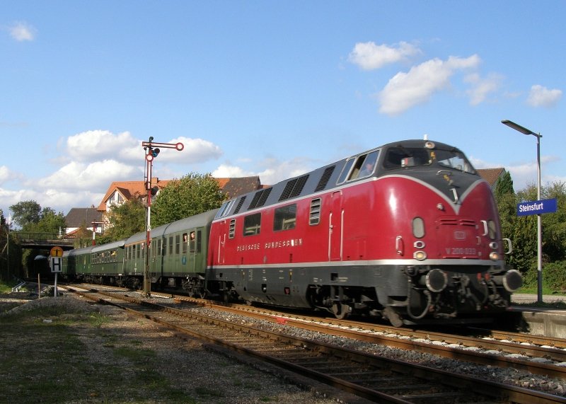 Anlsslich des festes  bern Buckel  durchfhrt V200 033 am 29.09.07 mit einer RB nach Heilbronn den Bahnhof Steinsfurt.