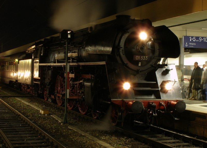 Anlsslich des festes  bern Buckel  steht 01 533 am Abend des 29.09.07 in Mannheim mit einer Regionalbahn zur Abfahrt nach Heilbronn bereit.