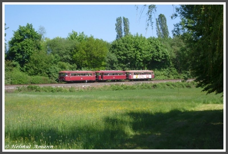 Anlsslich des jedes Jahr an Pfingsten stattfindenden Bahnhofsfestes in Knigstein im Taunus verkehrte ausser den Dampfzgen auch eine dreiteilige Schienenbusgarnitur mit 798 818, 998 746 und 798 622, hier zwischen den Bahnhfen Kelkheim-Hornau und Knigstein-Schneidhain in Fahrtrichtung Knigstein.